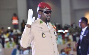Le colonel Mamady Doumbouya, chef de la junte militaire en Guinée, prête serment comme président de transition, le 1er octobre 2021 à Conakry. afp.com - Cellou BINANI