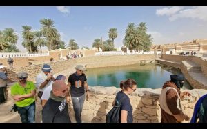 Des touristes européens, escortés par du personnel de sécurité, visitent l'oasis de Ghadames, en Libye, le 19 octobre 2021 afp.com - Mahmud TURKIA