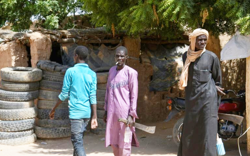 Des résidents de Banibangou, armés de machettes, le 6 novembre 2021. afp.com - BOUREIMA HAMA