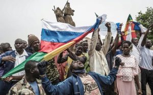 Drapeaux maliens et russes lors d'une manifestation anti-France à Bamako, le 27 mai 2021 afp.com - Michele Cattani
