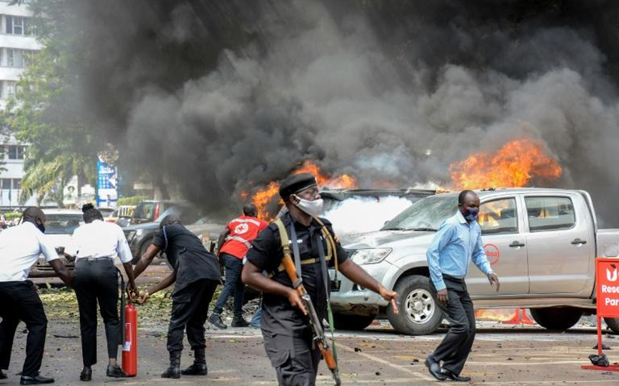 Des voitures en flammes après un attentat suicide près du parlement, à Kampala, le 16 novembre 2021 afp.com - Ivan Kabuye