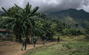 Des soldats congolais en patrouille dans un village du nord-est de la RD Congo, le 23 mai 2021 afp.com - ALEXIS HUGUET