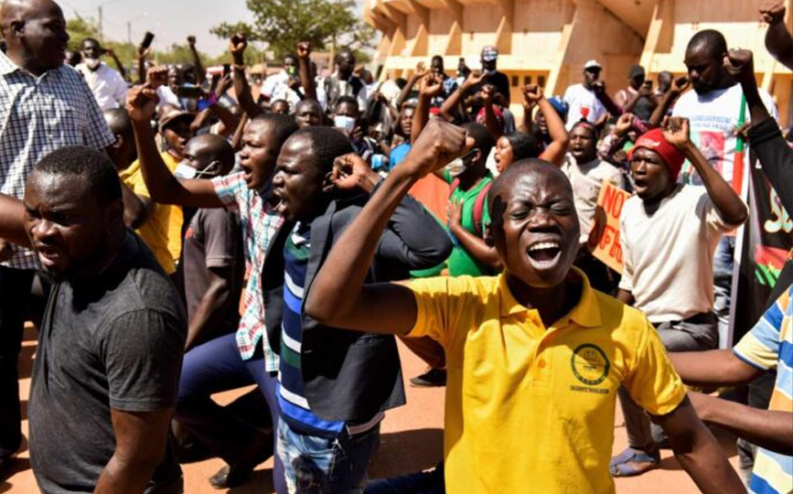 Manifestation contre le pouvoir burkinabé, le 16 novembre 2021 à Ouagadougou. ANNE MIMAULT / REUTERS