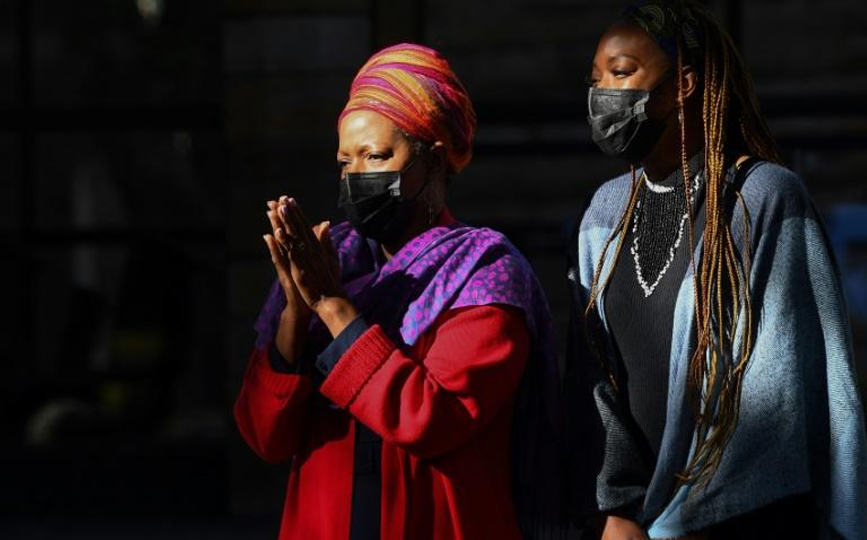 Mpho Tutu (G), fille de l'archevèque sud-africain et prix Nobel de la paix Desmond Tutu, avec sa propre fille Nyaniso Burris, arrive à la cathédrale du Cap avec le cortège amenant le cercueil de son père, le 31 décembre 2021 afp.com - RODGER BOSCH
