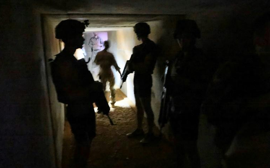 Des soldats français de l'opération Barkhane se protègent dans un abri pendant une attaque contre la base militaire de Gao au Mali, le 5 décembre 2021. afp.com - Thomas COEX