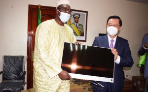 Remise symbolique des équipements informatiques par l’ambassadeur de Chine au ministre Koné