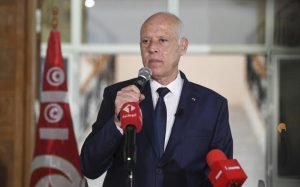 Le président tunisien s'adresse à ses partisans à Sidi Bouzid en septembre dernier. Son coup de force constitutionnel du 27 juillet a suspendu les négociations avec le FMI. Le pays espérait un prêt de 4 milliards de dollars du FMI. Slim Abid/AP