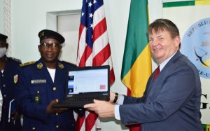 Remise symbolique de matériel entre l’ambassadeur Dennis Hankins et le directeur général de la police, le contrôleur général Soulaïmane Traoré