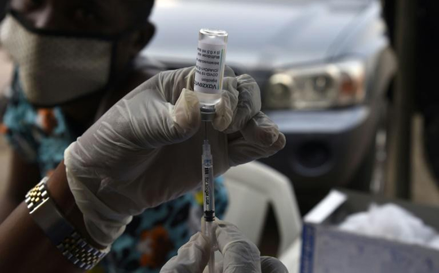 Préparation d'une dose de vaccin dans un centre de vaccination de Lagos, le 26 novembre 2021 afp.com - PIUS UTOMI EKPEI