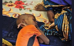 Humanitaire : crise alimentaire aggravée par le conflit au Mali Jeudi 19 Juin 2012. Sahel Nord du Mali, Photo : maman des enfants touchés par la malnutrition