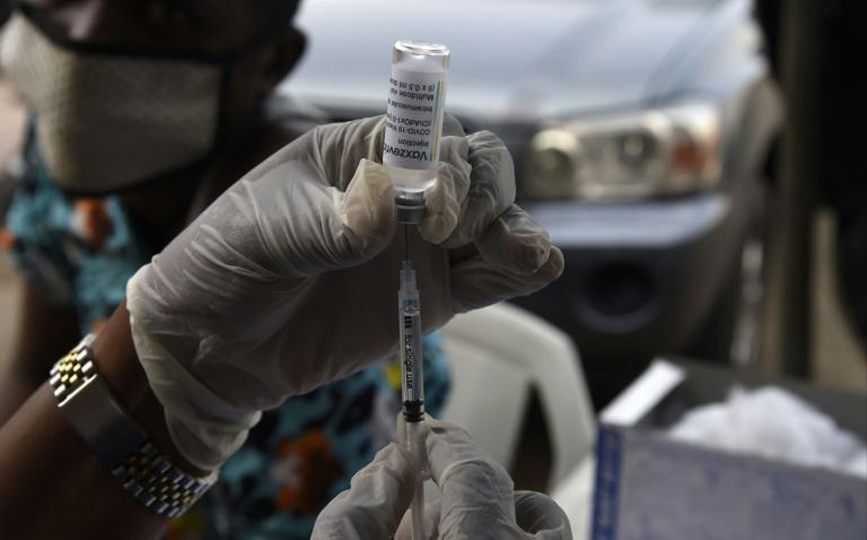 Un soignant tient une seringue avec un vaccin anti-Covid dans une mosquée de Lagos, le 26 novembre 2021 afp.com - PIUS UTOMI EKPEI
