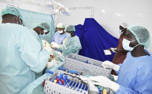 Une opération chirurgicale en cours entièrement financée par le Groupe EMAK