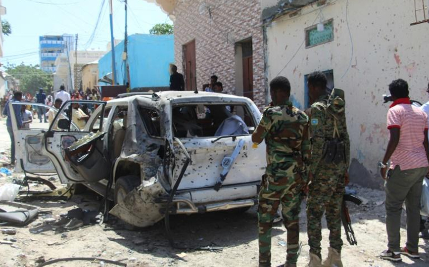 Des militaires devant la voiture du porte-parole du gouvernement à Mogadiscio, visé le 16 janvier 2021 par un attentat afp.com - -