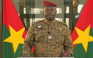 Le nouvel homme fort du Burkina, le lieutenant-colonel Paul-Henri Sandaogo Damiba à la TV oublique le 27 janvier 2022 afp.com - -
