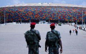 Des militaires surveillent l'entrée du stade Olembé de Yaoundé, le 7 janvier 2022 afp.com - KENZO TRIBOUILLARD
