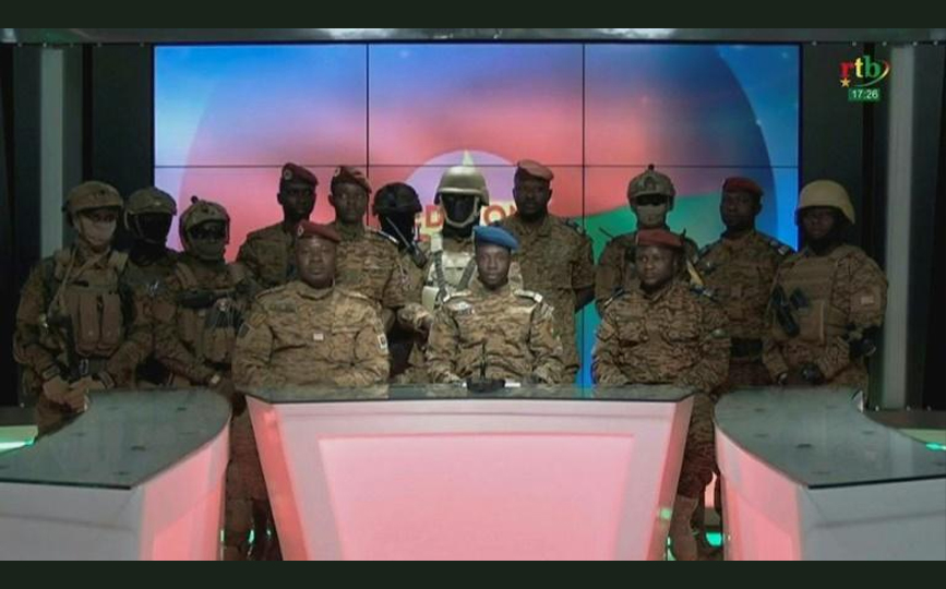 image extraite d'une vidéo obtenue auprès de la RTB le 24 janvier 2022, montrant le capitaine Sidsoré Kader Ouedraogo (c), porte-parole de la junte, aux côtés d'autres militaires, annonçant leur prise du pouvoir à Ouagadougou afp.com - -