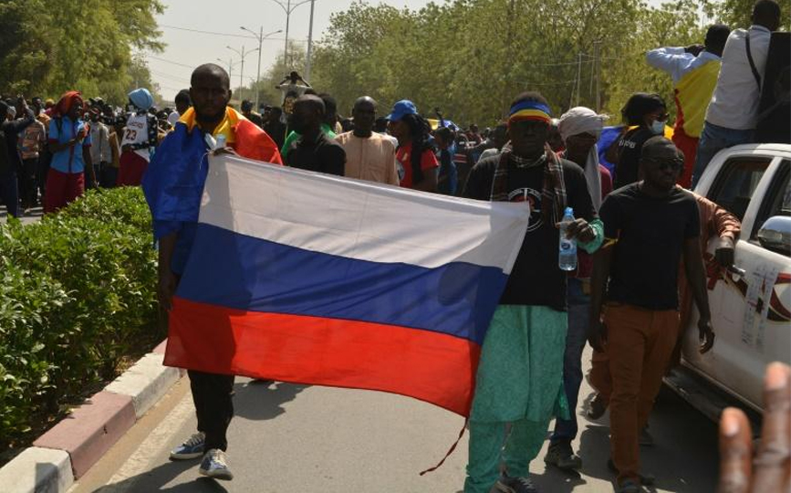 Des Tchadiens brandissent le drapeau russe lors d'une manifestation anti-junte et anti-France à N'Djamena le 26 février 2022 afp.com - Djimet WICHE