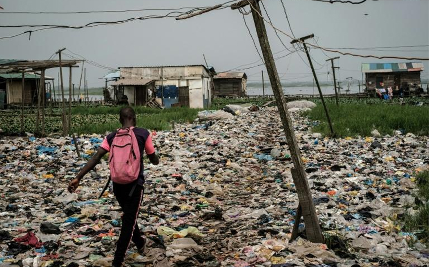 Un marais recouvert de déchets plastiques dans un quartier de Lagos, au Nigeria, le 12 février 2019 afp.com - Yasuyoshi CHIBA