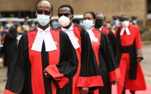 Les juges de la Cour suprême du Kenya arrivent à une cérémonie à Nairobi, le 24 mai 2021 afp.com - Simon MAINA