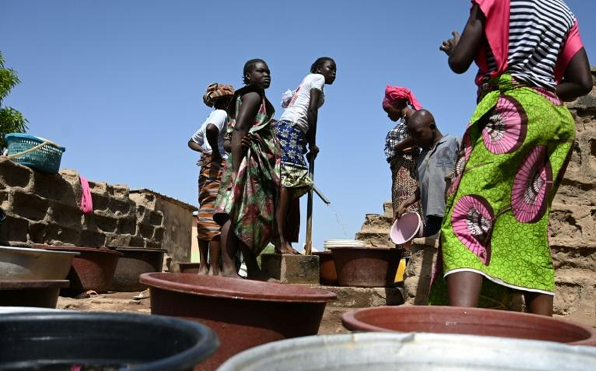 Des femmes tirent de l'eau d'un puits dans un village du nord de la Cote d'Ivoire, le 22 janvier 2022 afp.com - Sia KAMBOU