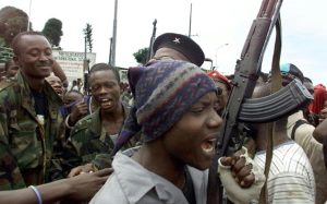 Des rebelles du groupe LURD, le 5 août 2003, à Viaton, près de Monrovia, au Liberia. Photo contenue dans une plainte de la justice américaine contre Laye Sekou Camara, accusé d'avoir été un membre haut placé du Lurd et arrêté à New York afp.com - GEORGES GOBET