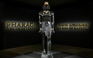 Des statues à l'exposition "Pharaons des deux terres", au Musée du Louvre, le 26 avril 2022 à Paris afp.com - STEPHANE DE SAKUTIN