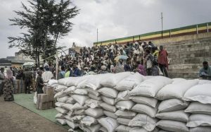 Des personnes déplacées par les combats en Ethiopie reçoivent dans un camp leurs premiers sacs de blé, le 15 septembre 2021 à Debark, en région Amhara afp.com - Amanuel Sileshi
