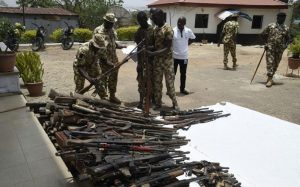 Des soldats nigérians procèdent à l'inventaire d'armes saisies sur des "bandits", à Jos le 21 avril 2022 afp.com - PIUS UTOMI EKPEI