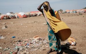 Une femme porte un jerrican d'eau vers le camp de déplacés de Baidoa, en Somalie, le 13 février 2022 afp.com - YASUYOSHI CHIBA
