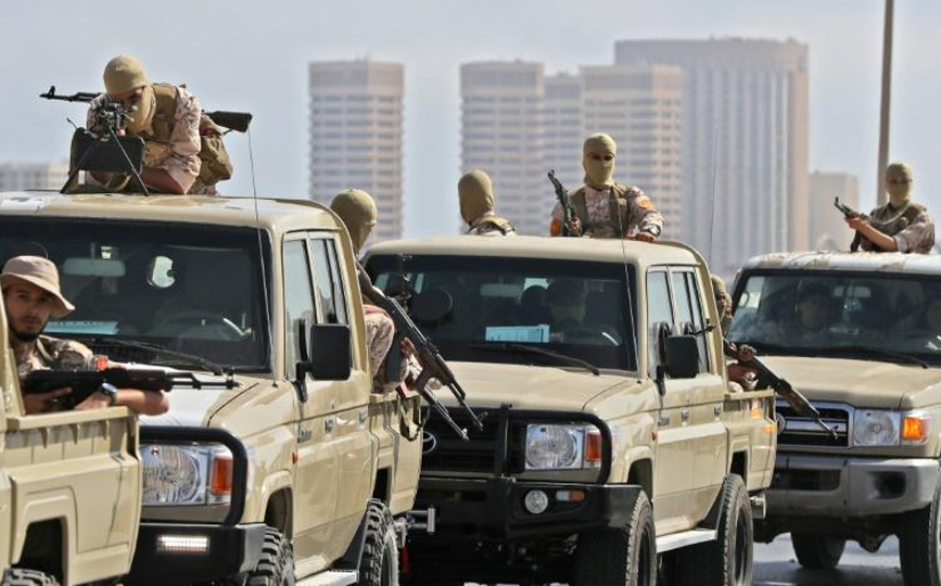 Des forces loyales au gouvernement libyen d'Abdelhamid Dbeibah roulent dans la capitale Tripoli après des combats, le 17 mai 2022 afp.com - Mahmud Turkia