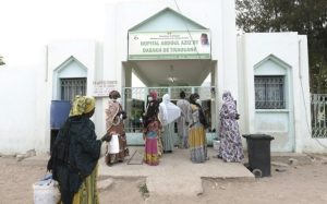 Des familles devant l'hôpital où ont péri 11 nouveaux-né dans un incendie, le 26 mai 2022 à Tivaoune, au Sénégal afp.com - SEYLLOU
