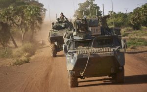 Un convoi de l'armée française patrouille dans le nord du Burkina Faso le 14 novembre 2019 afp.com - MICHELE CATTANI