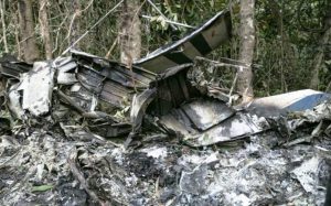 Des débris d'un avion qui s'est écrasé dans une forêt, le 12 mai 2022 à Nanga Eboko, au nord-est de Yaoundé, au Cameroun afp.com - -