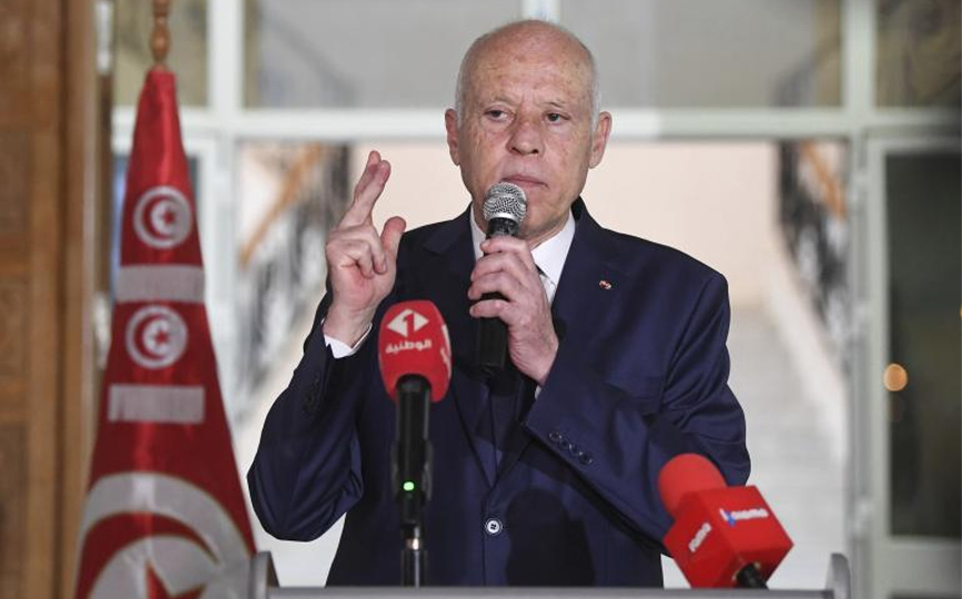 Le président tunisien devant ses partisans le 20 septembre 2021 à Sidi Bouzid. Slim Abid via AP