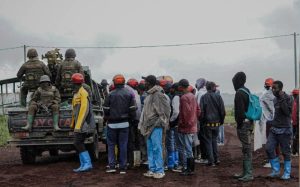 Des personnes regardent des soldats de la République démocratique du Congo se diriger vers les lignes de front près du village de Kanyamahoro, le 25 mai 2022. afp.com - Aubin Mukoni