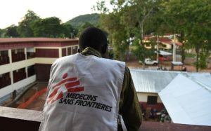 Un employé de MSF à l'hôpital général de Bangui le 28 avril 2018 afp.com - ISSOUF SANOGO