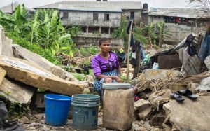 Gift sur le seuil de sa maison détruite, entourée des quelques biens qu'elle a pu sauver de la démolition, dans le quartier d'Elechi, à Port-Harcourt, le 10 mars 2022 afp.com - Victoria Uwemedimo