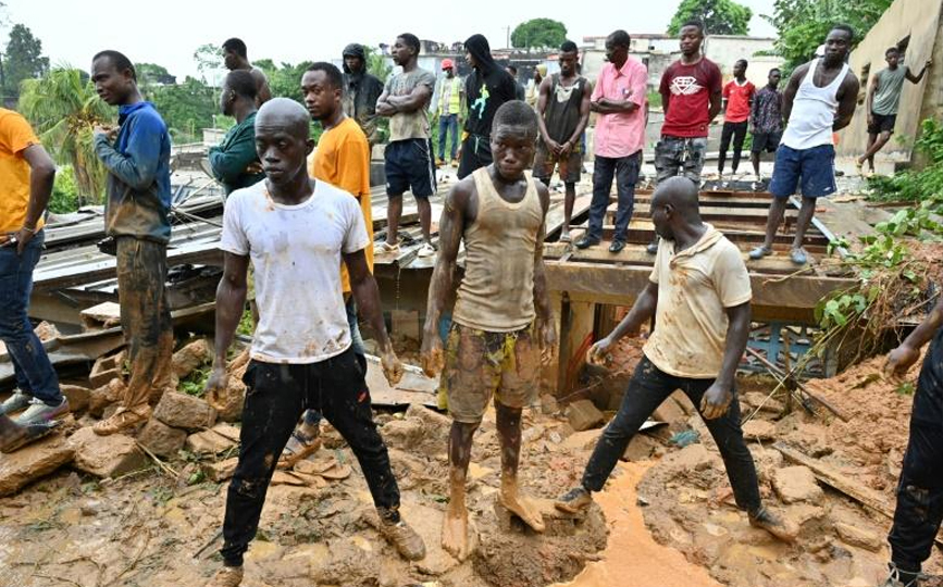 Des habitants et des secouristes recherchent des survivants dans le quartier de Attecoube, à Abidjan, après des inondations meurtrières qui ont touché la capitale ivoirienne afp.com - Issouf SANOGO