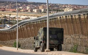 Un véhicule des forces de sécurité marocaines stationné près de la frontière entre l'enclave espagnole de Melilla et la ville de Nador, le 26 juin 2022 au Maroc afp.com - FADEL SENNA