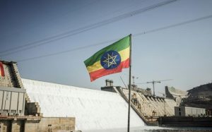 Un drapeau éthiopien devant le Grand barrage de la Renaissance (Gerd) construit par l'Ethiopie sur le Nil-Bleu, en amont du Soudan et de l'Egypte, le 19 février 2022 afp.com - Amanuel SILESHI
