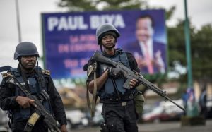 Des gendarmes camerounais en patrouille à Buea, capitale de la région anglophone du Sud-Ouest, le 3 octobre 2018 afp.com - MARCO LONGARI