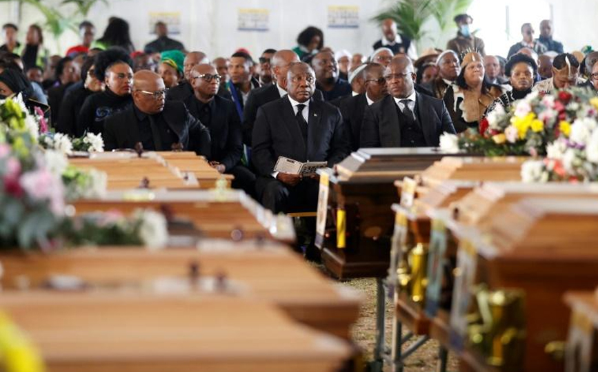 Le président sud-africain Cyril Ramaphosa au premier rang, pour l'hommage, à East London le 6 juillet 2022, aux 21 jeunes tués dans un bar afp.com - Phill Magakoe