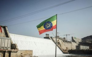 Un drapeau éthiopien devant le Grand barrage de la Renaissance (Gerd) construit par l'Ethiopie sur le Nil Bleu, en amont du Soudan et de l'Egypte, le 19 février 2022 afp.com - Amanuel SILESHI