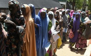 Des mères et leurs enfants font la queue pour une consultation médicale auprès de MSF, dans l'Etat de Katsina, le 20 juillet 2022 afp.com - PIUS UTOMI EKPEI