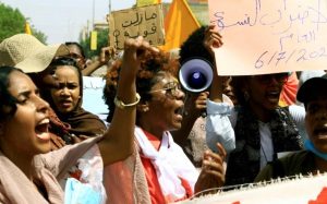 Les Soudanaises se joignent aux manifestations à Khartoum contre le pouvoir militaire, le 6 juillet 2022 afp.com - -