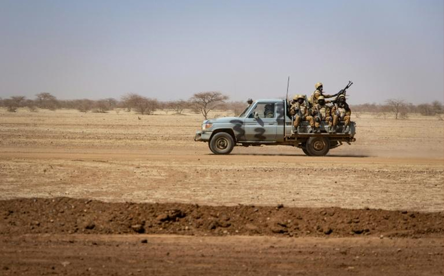 Une patrouille de l'armée burkinabè près de Dori, dans le nord du Burkina Faso, le 3 février 2020 afp.com - OLYMPIA DE MAISMONT