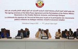 Des participants à la cérémonie de signature d'un accord entre le chef de la junte au Tchad et des factions rebelles, le 8 août 2022 à Doha, au Qatar afp.com - MUSTAFA ABUMUNES