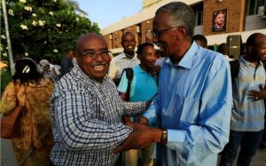 Le journaliste soudanais Abdel Moneim Abu Idriss (à gauche) félicité pour avoir été élu à la tête du nouveau syndicat indépendant des journalistes à Khartoum, le 29 août 2022 afp.com - ASHRAF SHAZLY