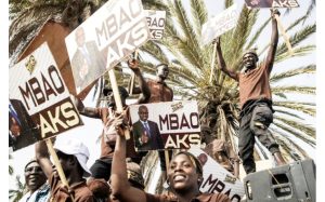 Des partisans de la coalition du Président du Sénégal Macky Sall, Bennoo Bokk Yaakaar, portent des pancartes de leurs candidats lors de leur dernier meeting de campagne à Dakar le 29 juillet 2022. afp.com - JOHN WESSELS