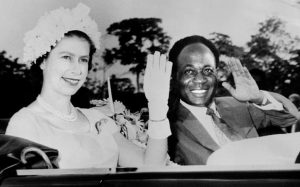 La reine Elizabeth II et le président du Ghana Kwame Nkrumah saluent la foule lors d'une visite d'État au Ghana, en novembre 1961 afp.com - -
